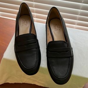 Never worn Naturalizer Juliette loafers